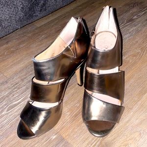 Women’s high healed shoes silver platinum.